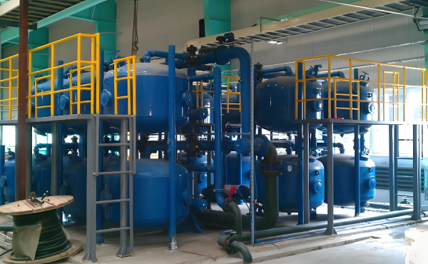 石油化工炼油装置循环水系统简介石油化工炼油装置循环水系统是炼油生产的核心配套系统，主要为炼油全流程设备提供冷却服务，覆盖常减压、催化裂化、加氢精制等关键装置，是保障炼
